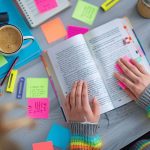 Comment apprendre un texte par cœur rapidement : techniques et méthodes efficaces